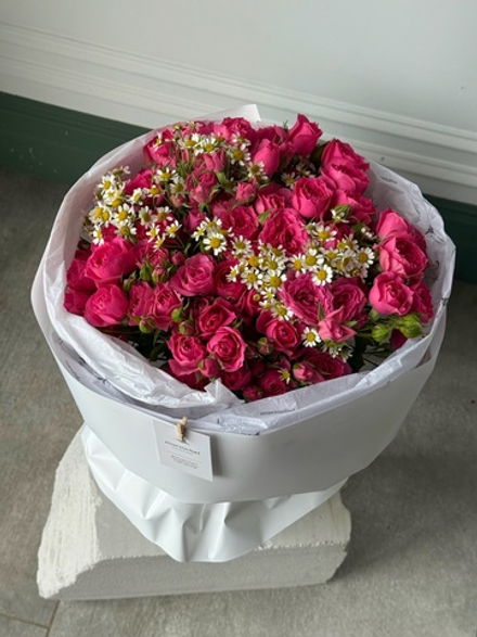 Букет из кустовых роз в ярком оттенке и ромашки