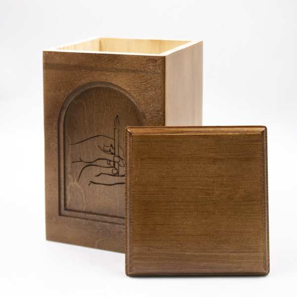 Урна для праха из березы «Арка» с гравировкой свеча в руке