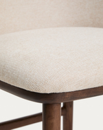 Барный стул Ciselia из бежевого шенилла с ножками из ясеня в отделке орех