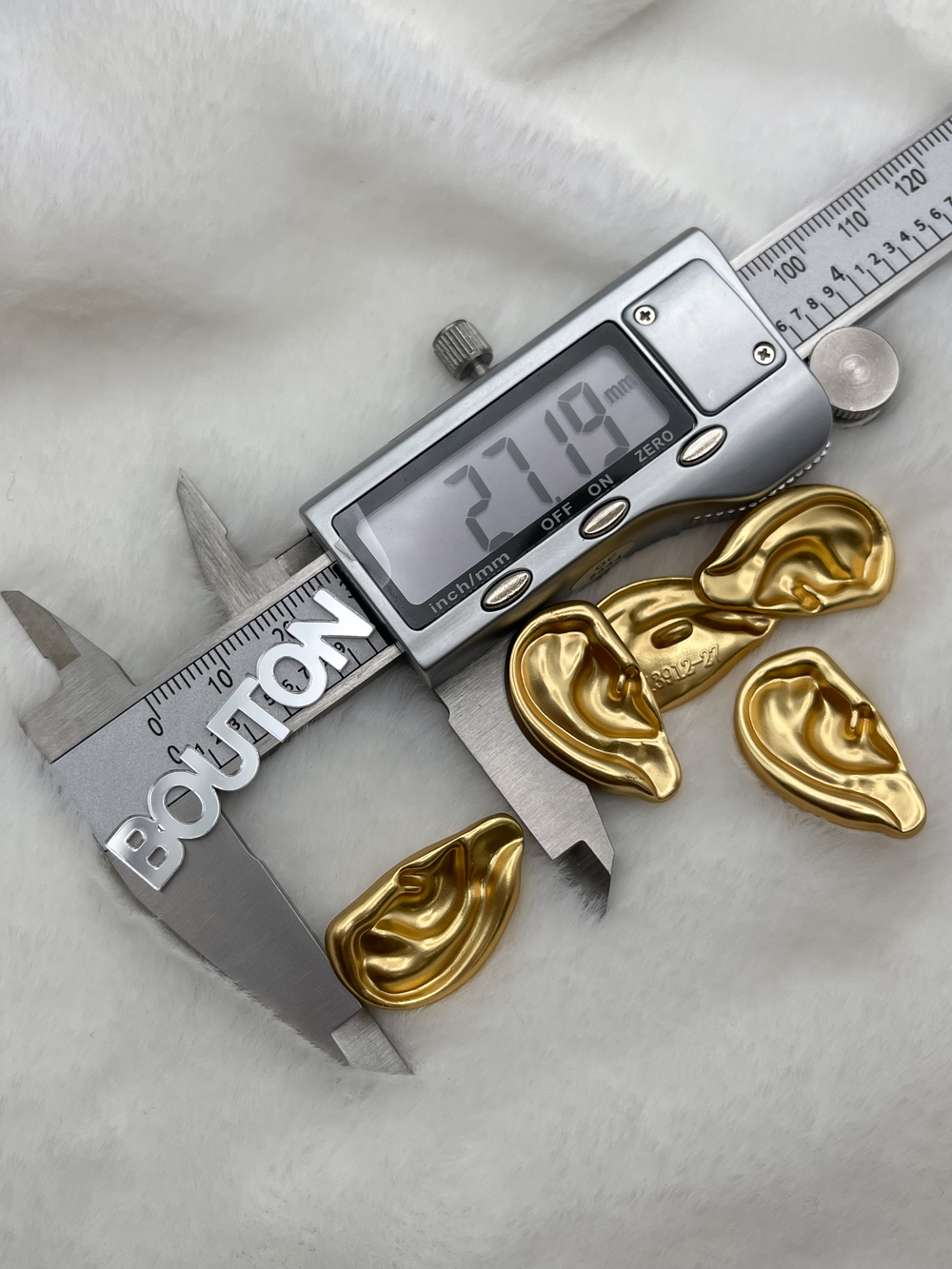 Пуговицы Скиапар. матовое золото в форме "Уха"