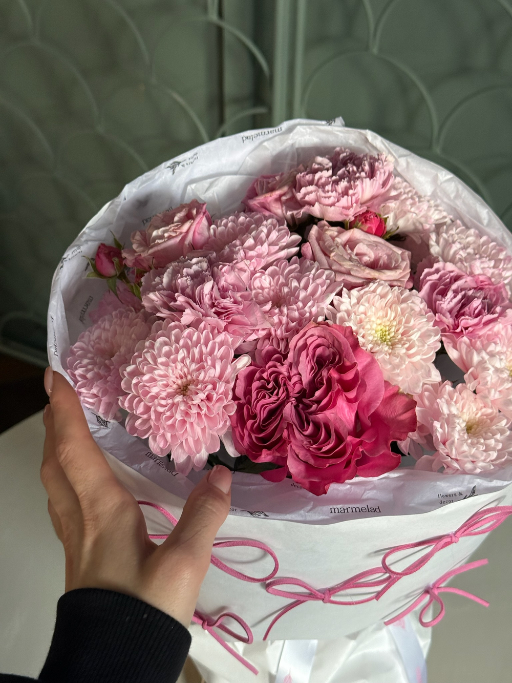 Букет из кустовых пионовидных роз, одноголовой розы, диантусов и хризантемы в розовом оттенке