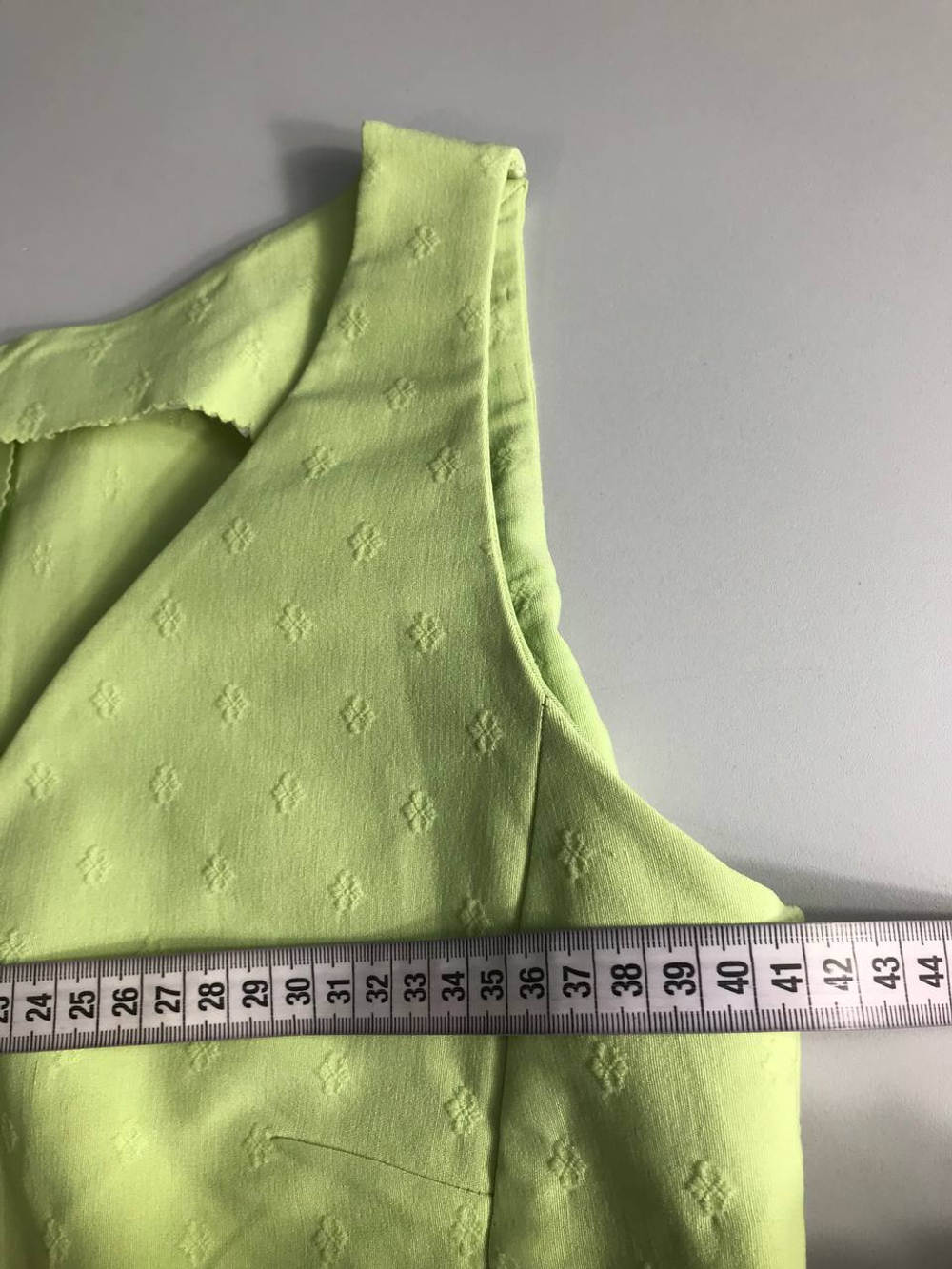 Платье-футляр в цвете фисташкового мороженого, фактурное, визуально 44 размер