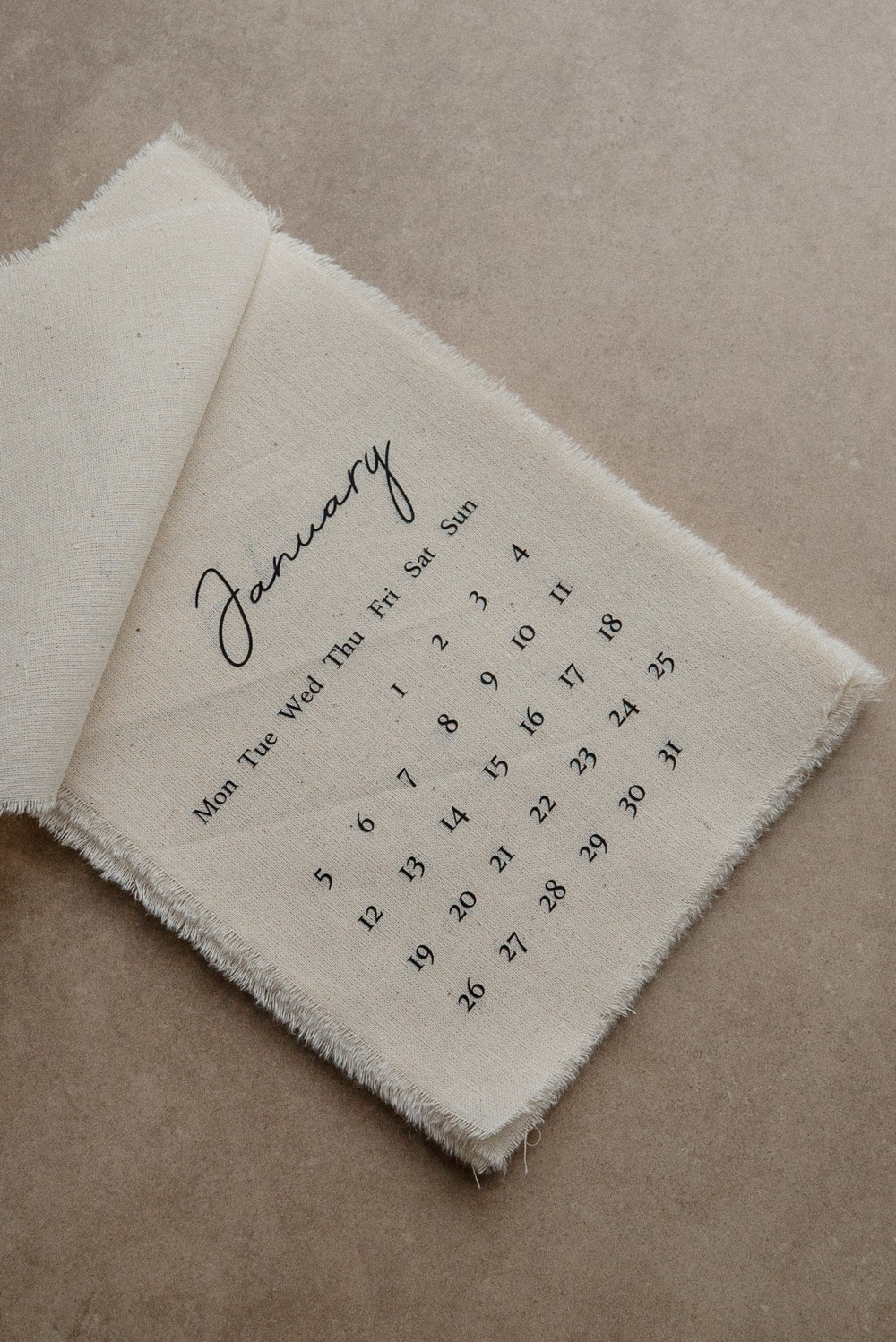 Тканевый календарь на 2026 год