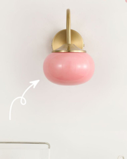 Настенные бра с розовыми шарообразными плафонами и золотым основанием