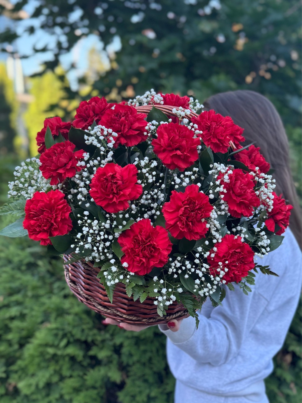 Корзина с красными гвоздиками