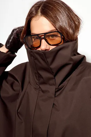 Ветровка О-силуэта с высоким воротом шоколадного цвета