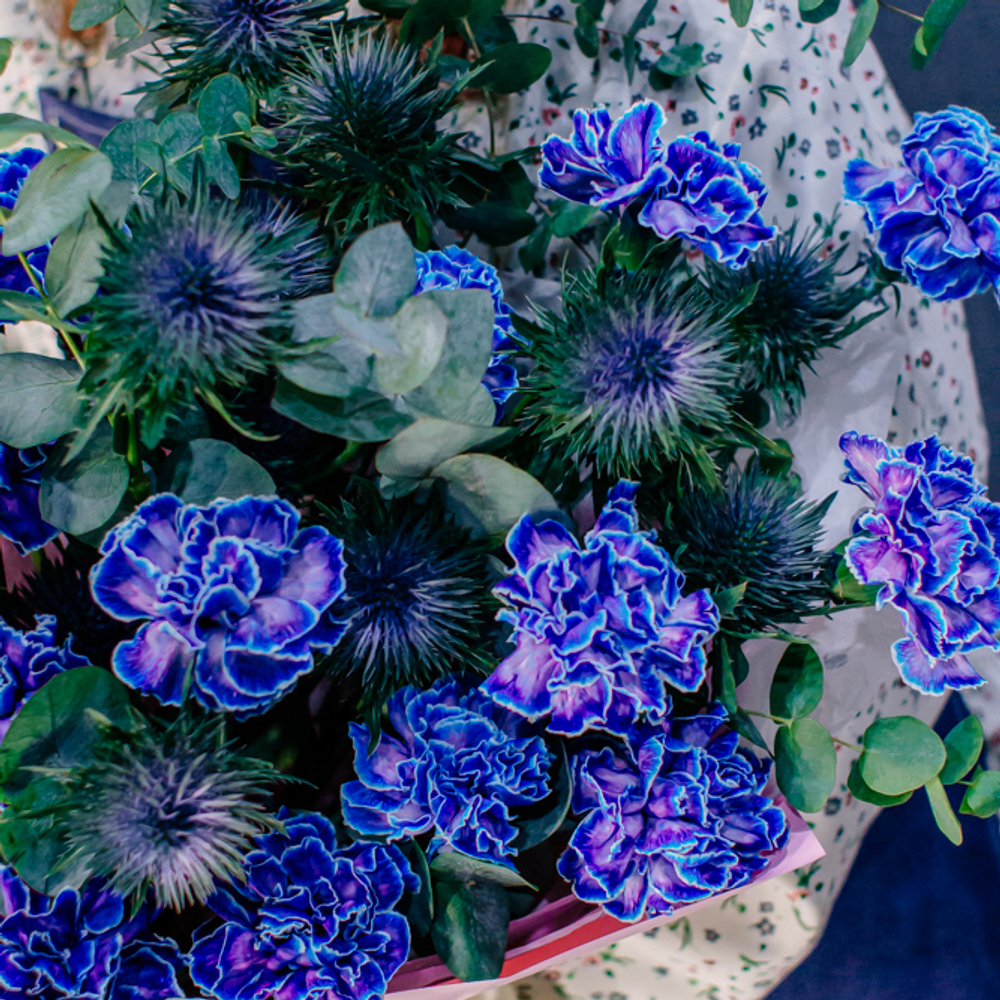 82. Элегантный стойкий синий букет с диантусами и эрингиумом