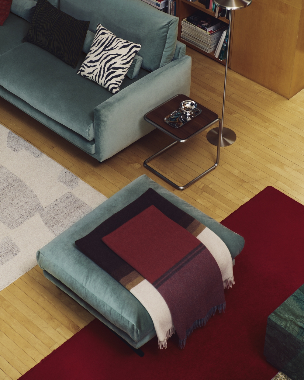 Журнальный столик Tarsel из 100% орехового шпона с конструкцией из матовой стали