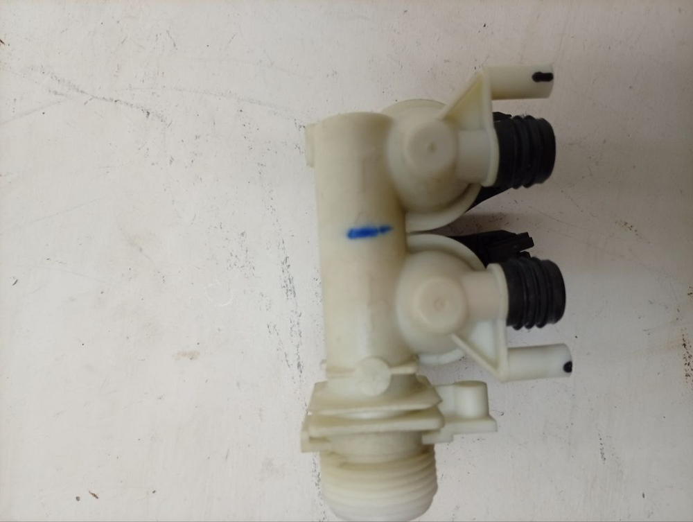 RST703DW кт18 Клапан подачи воды для стиральной машины Ariston, Indesit C00110333 б/у