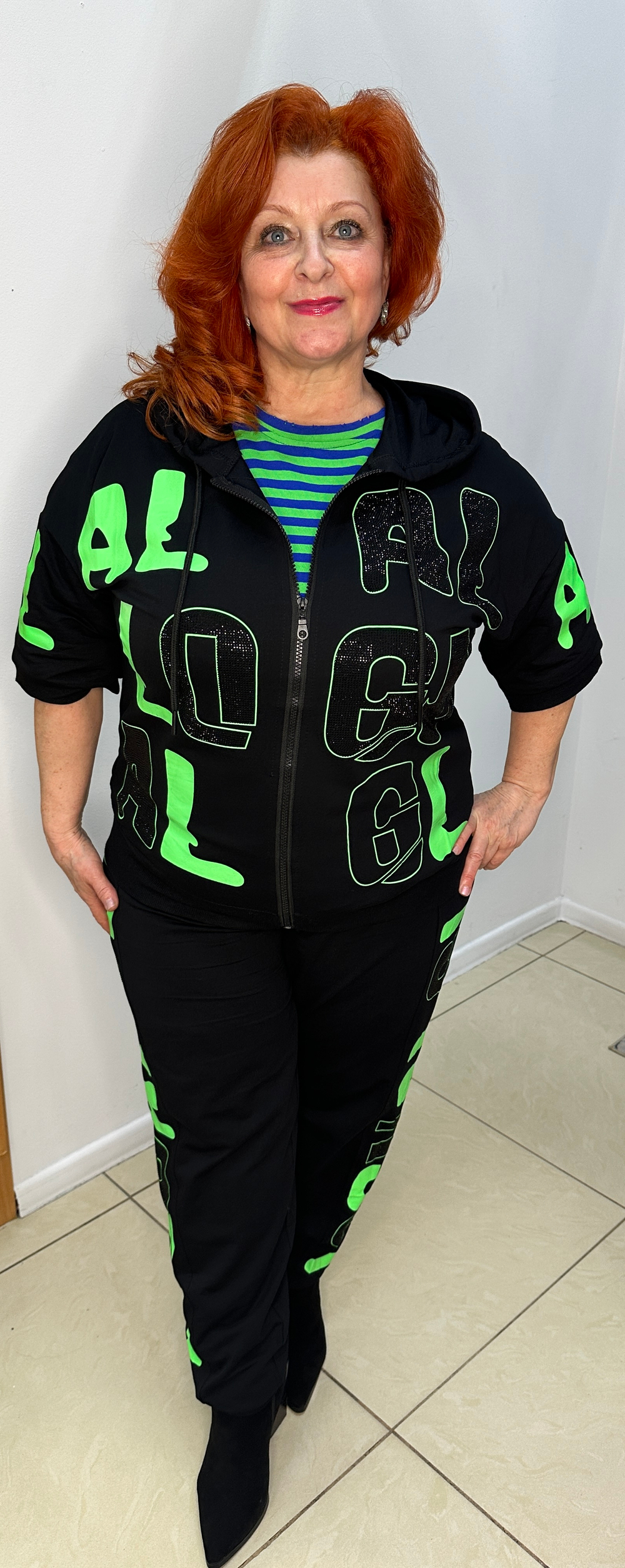 Яркий, спортивный костюм с неоново-салатным принтом