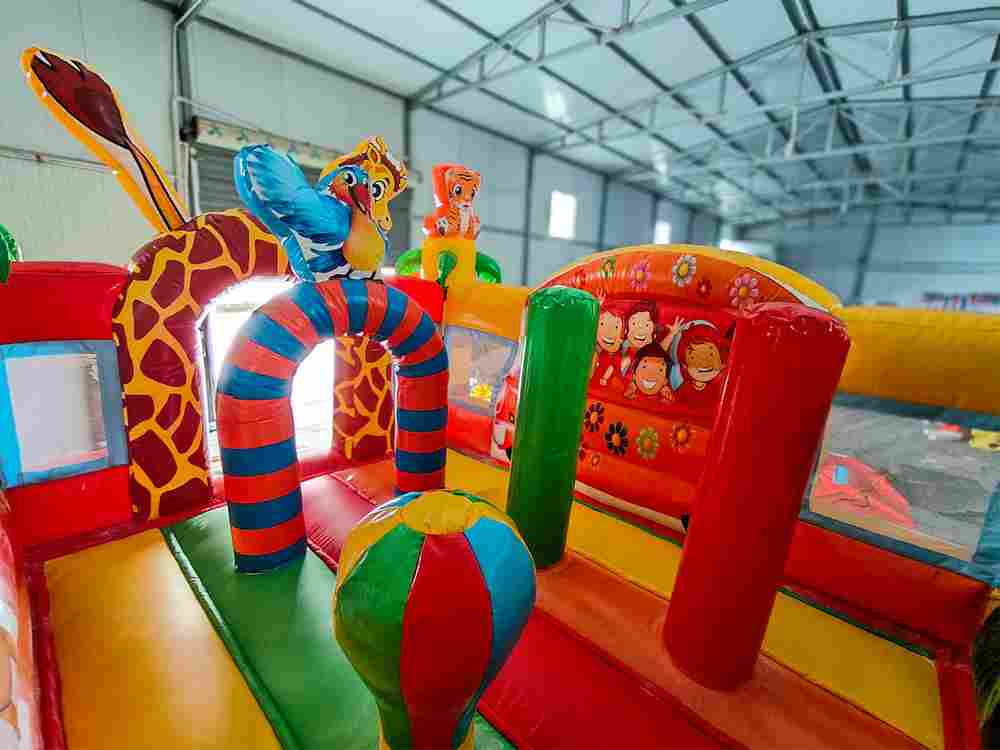 Коммерческий надувной батут «Сафари-экскурсия 2» 4x3.5x2,5 м