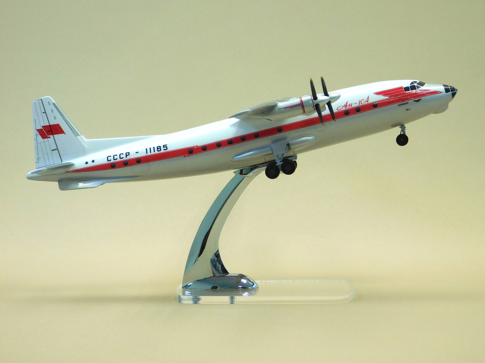 Модель самолета Ан-10А (М1:100, Аэрофлот СССР-11185) с шасси