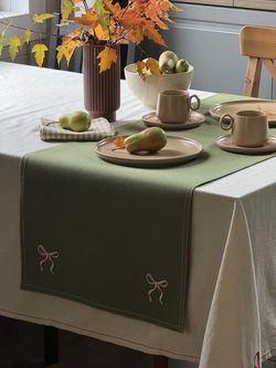 Дорожка на стол Fancy Bows оливкового цвета из коллекции Essential, 45x150 см