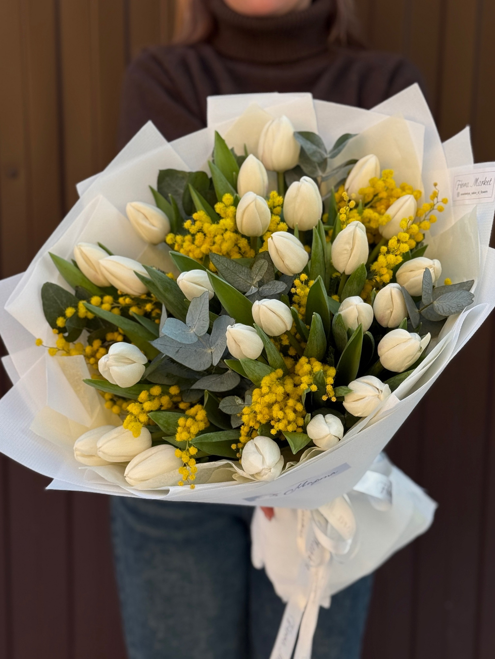 Белые тюльпаны, эвкалипт и воздушная мимоза в элегантном оформлении от Флора Маркет