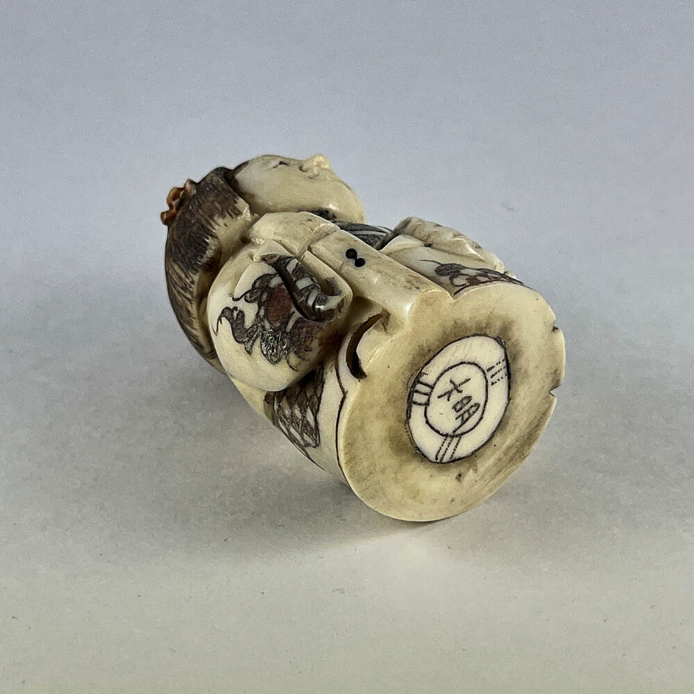 Статуэтка нэцкэ Красавица с веером и посохом