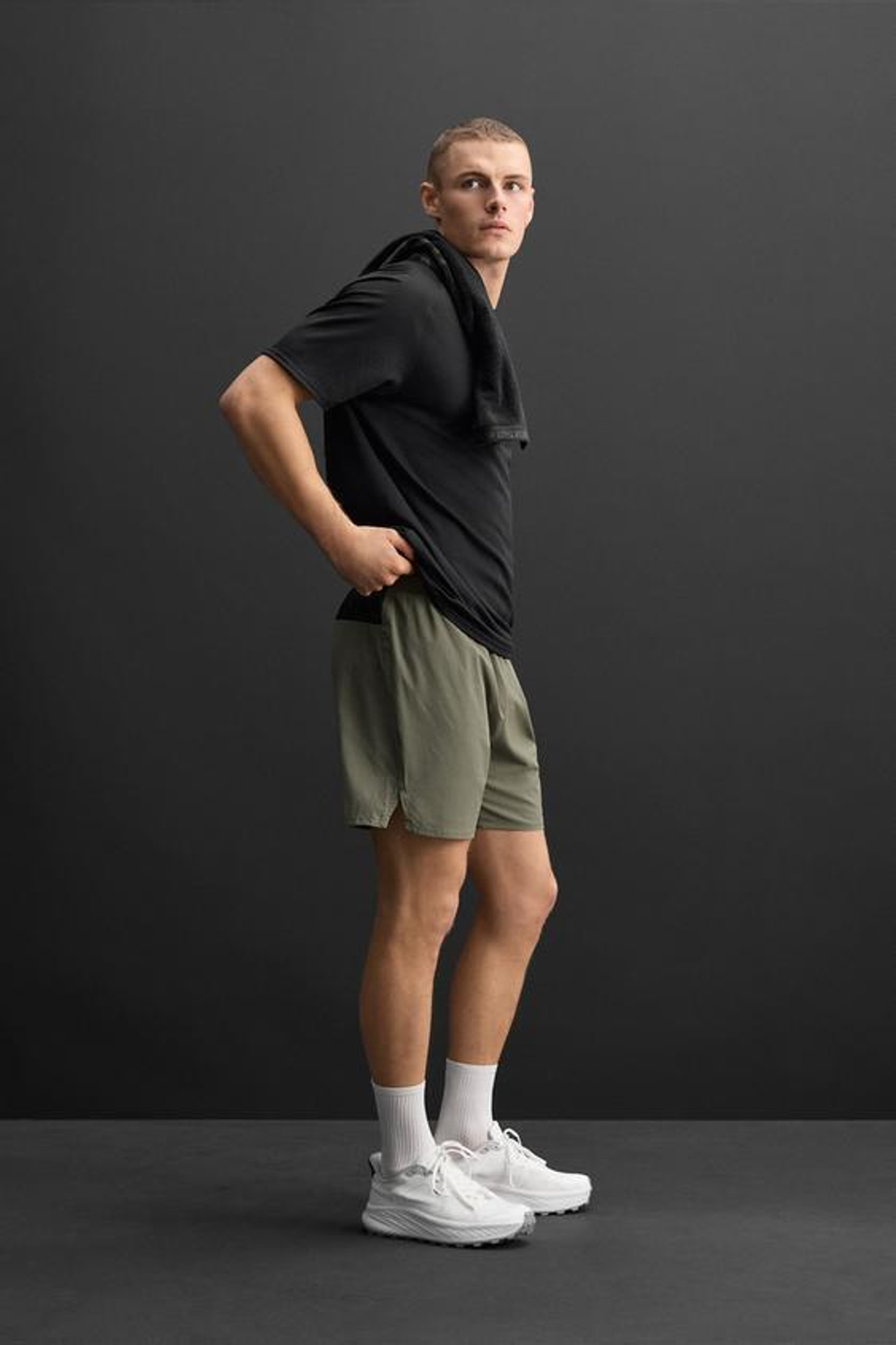 ZARA ПЕРФОРИРОВАННАЯ СПОРТИВНАЯ ФУТБОЛКА, ЧЕРНЫЙ