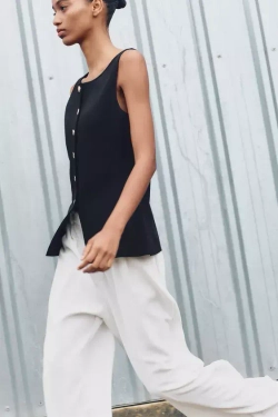 ZARA ОДНОТОННЫЙ ТРИКОТАЖНЫЙ ЖИЛЕТ С ЗОЛОТИСТЫМИ ПУГОВИЦАМИ, ЧЕРНЫЙ