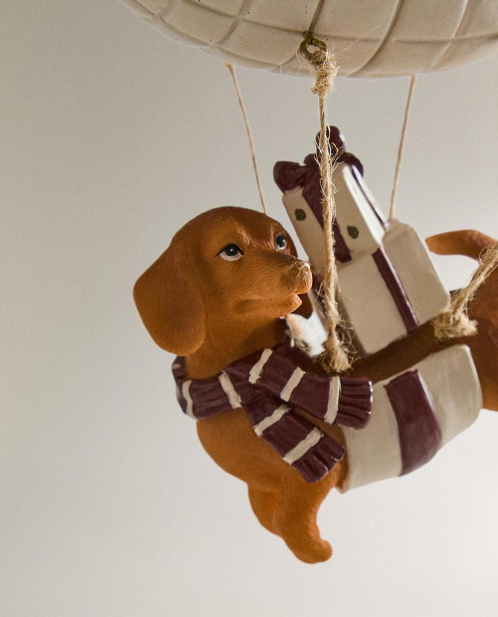 ZARA HOME ЕЛОЧНОЕ УКРАШЕНИЕ «СОБАКА НА ВОЗДУШНОМ ШАРЕ», КОРИЧНЕВЫЙ