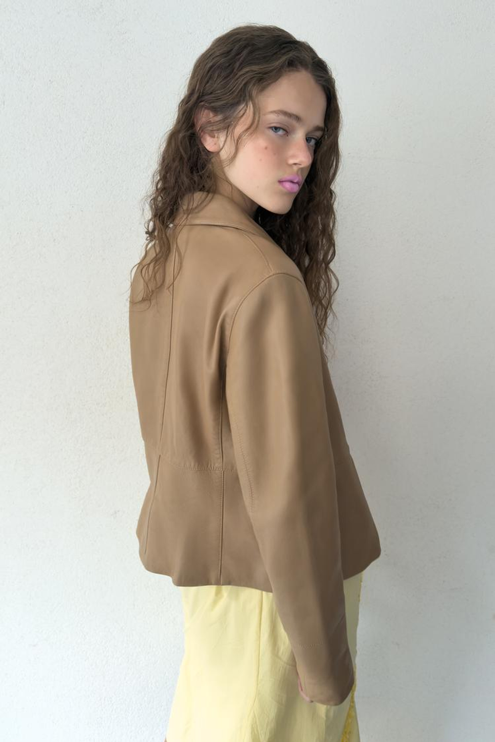 ZARA БЛЕЙЗЕР ОБЛЕГАЮЩЕГО КРОЯ ИЗ 100% КОЖИ, КАМЕННО-СЕРЫЙ