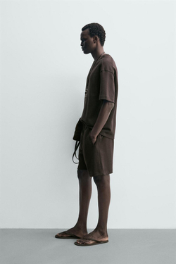 ZARA ФУТБОЛКА RELAXED FIT ИЗ ИНТЕРЛОКА, ТЕМНО-КОРИЧНЕВЫЙ