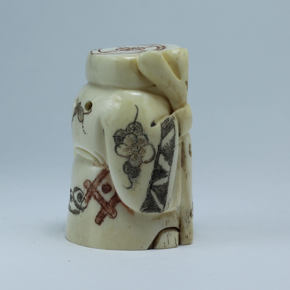 Нэцкэ Дзюродзин с посохом и корзиной карпов