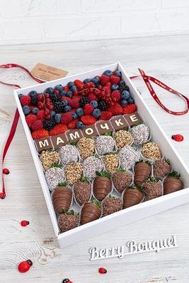 Набор свежие ягоды и клубника в шоколаде Микс Мамочке