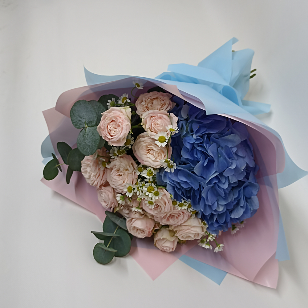 Букет из роз и гортензии Кира