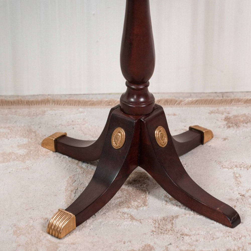 Шахматный стол с комплектом шахмат из слоновой кости