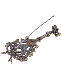 AM-4063 Брошь «Ключик Ласточка» (латунь, янтарь)