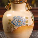 Ваза с рельефным цветочным декором и орнаментом