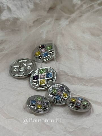 Пуговицы серебристые с квадратными деталями и разноцветными камнями стразами