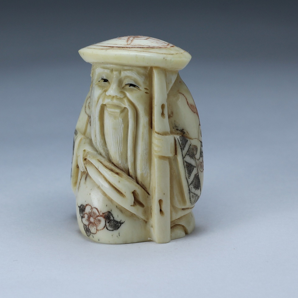 Нэцкэ Дзюродзин в круглой шапке с мешком и посохом