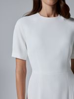 Платье-футляр с разрезом в белом цвете