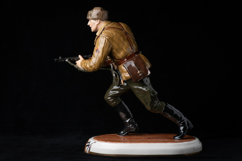 Статуэтка. Фарфор. Солдат. Куников Цезарь Львович - Русский флотоводец. Россия.