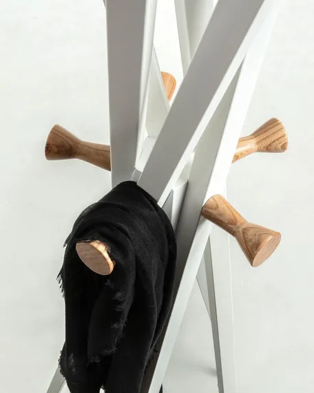 Напольная вешалка Benzara 160 см, белый металл