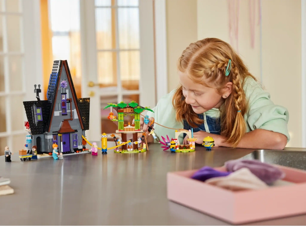 Конструктор LEGO Гадкий я 4 75583 Особняк миньонов и семьи Грю