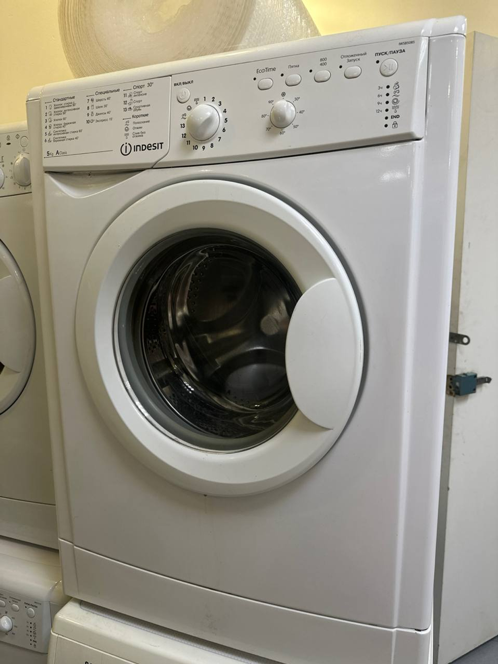 Стиральная машинка Indesit iwsb5085 б/у фронтальная 5 кг до 800 об/мин