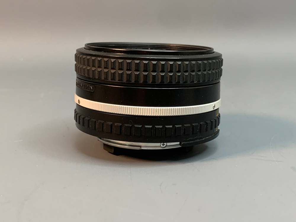 Nikon Series E 35mm f/2.5, налет под передней линзе