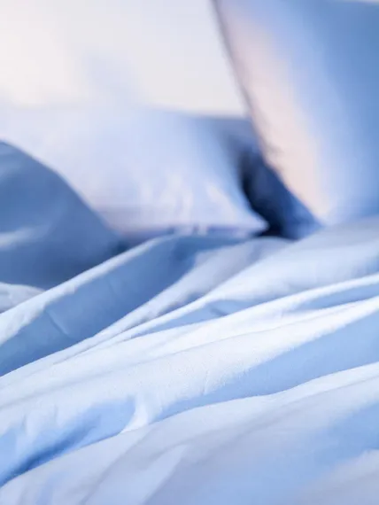 Комплект постельного белья из премиального сатина джинсово-синего цвета из коллекции essential, 200х