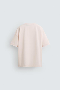 ZARA ФУТБОЛКА С ГРАФИЧЕСКИМ ПРИНТОМ © OTIS KWAME KYE QUAICOE, ЦВЕТ РОЗОВОГО ДЕРЕВА