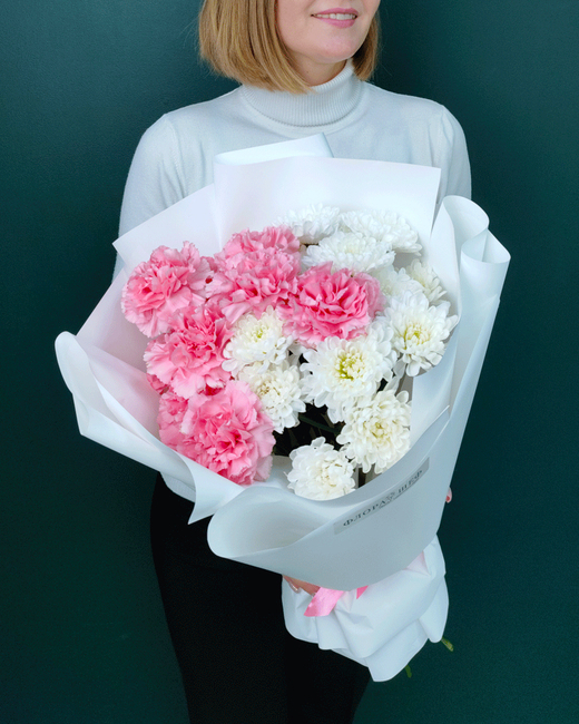 Букет из белой хризантемы и диантусов(00182)