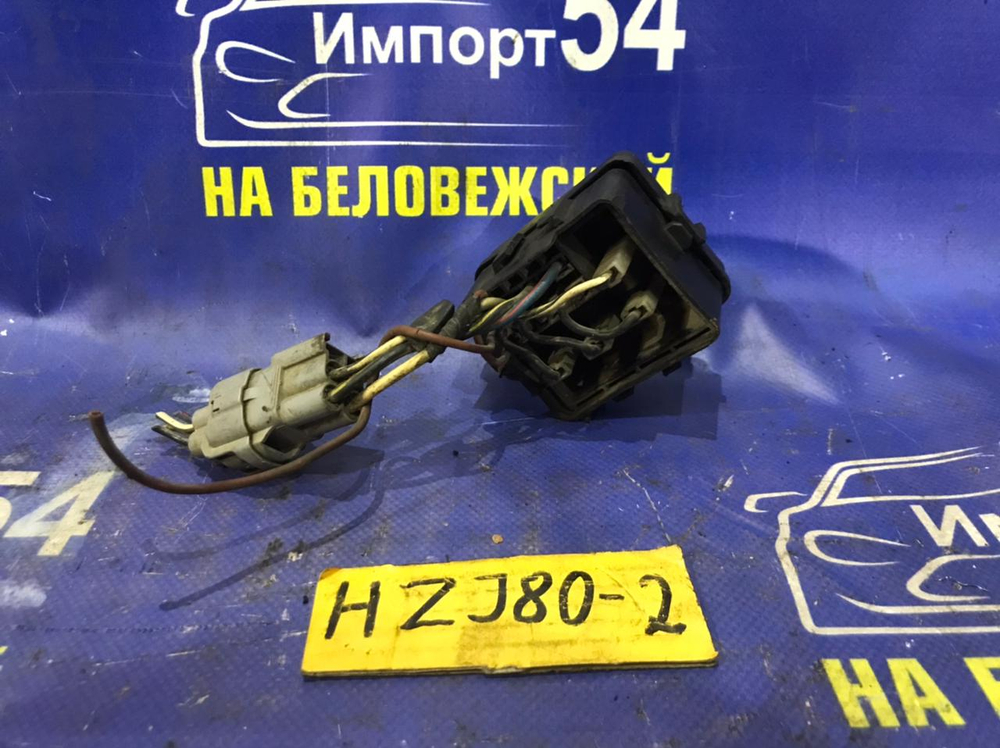 Блок предохранителей подкапотный TOYOTA LAND CRUISER 1990