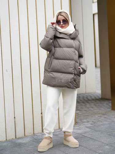 Коричневый пуховик с объёмным капюшоном