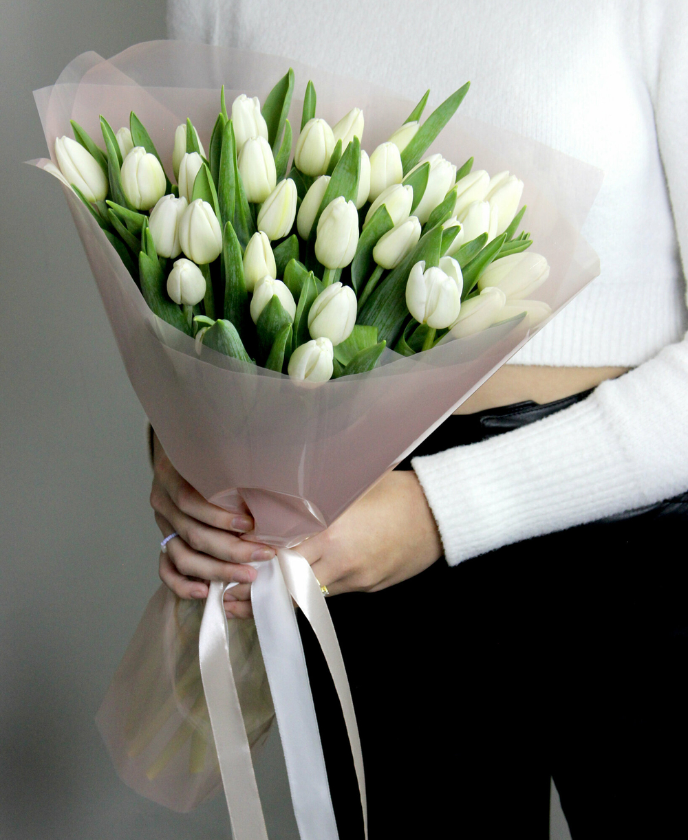 Монобукет из балоснежных , тюльпанов  33 штуки 45 см