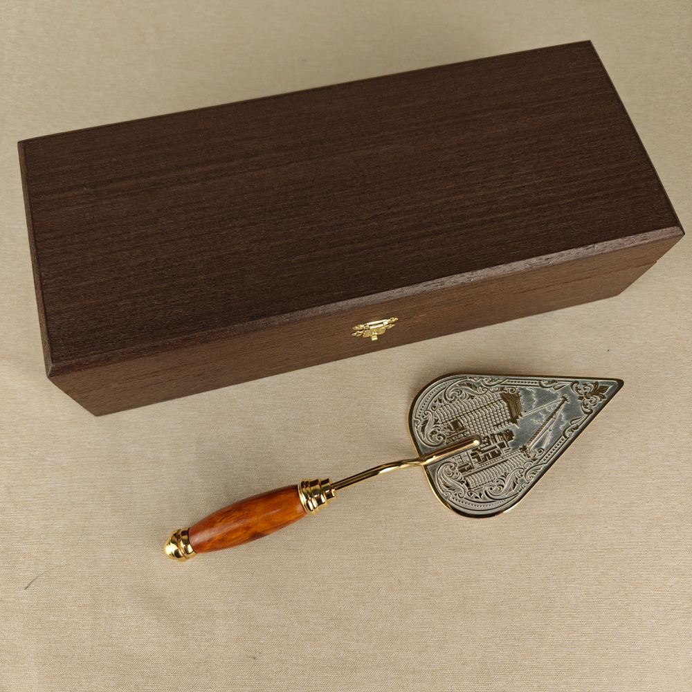 Подарок строителю " Сувенирный мастерок" малый в подарочном футляре