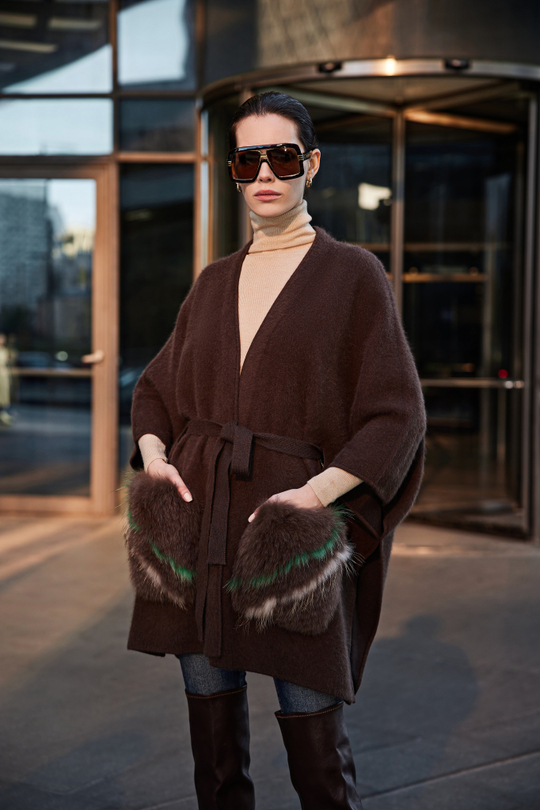 Кардиган-пончо из ангоры с меховыми карманами