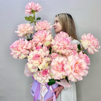 «Мадам Фигаро» Цветы в коробке с французской розой 25 Эсперанс