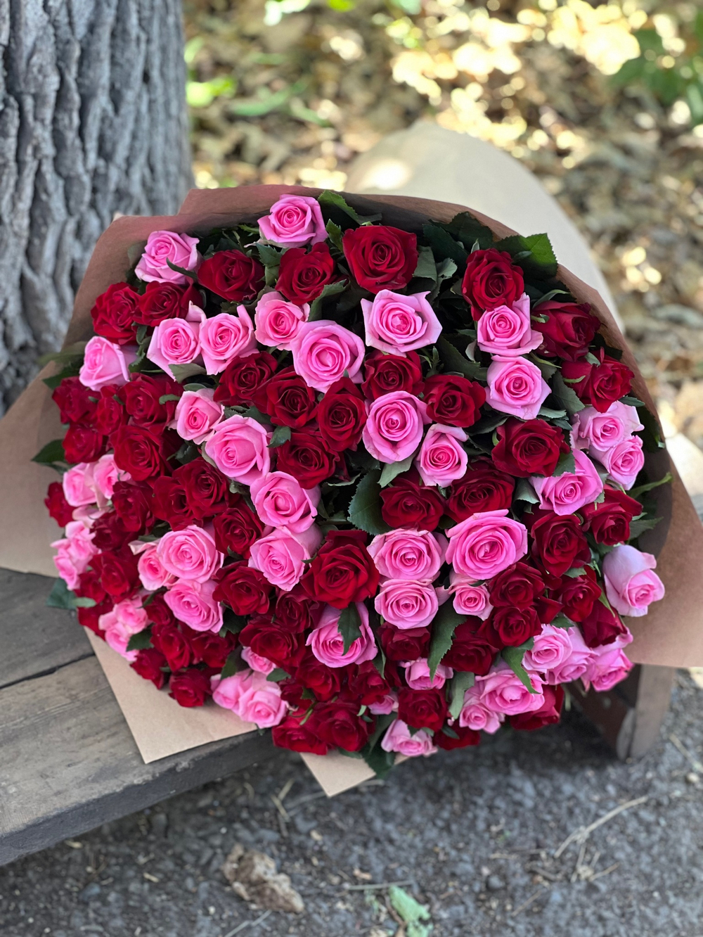 Букет из 101 красной и розовой розы