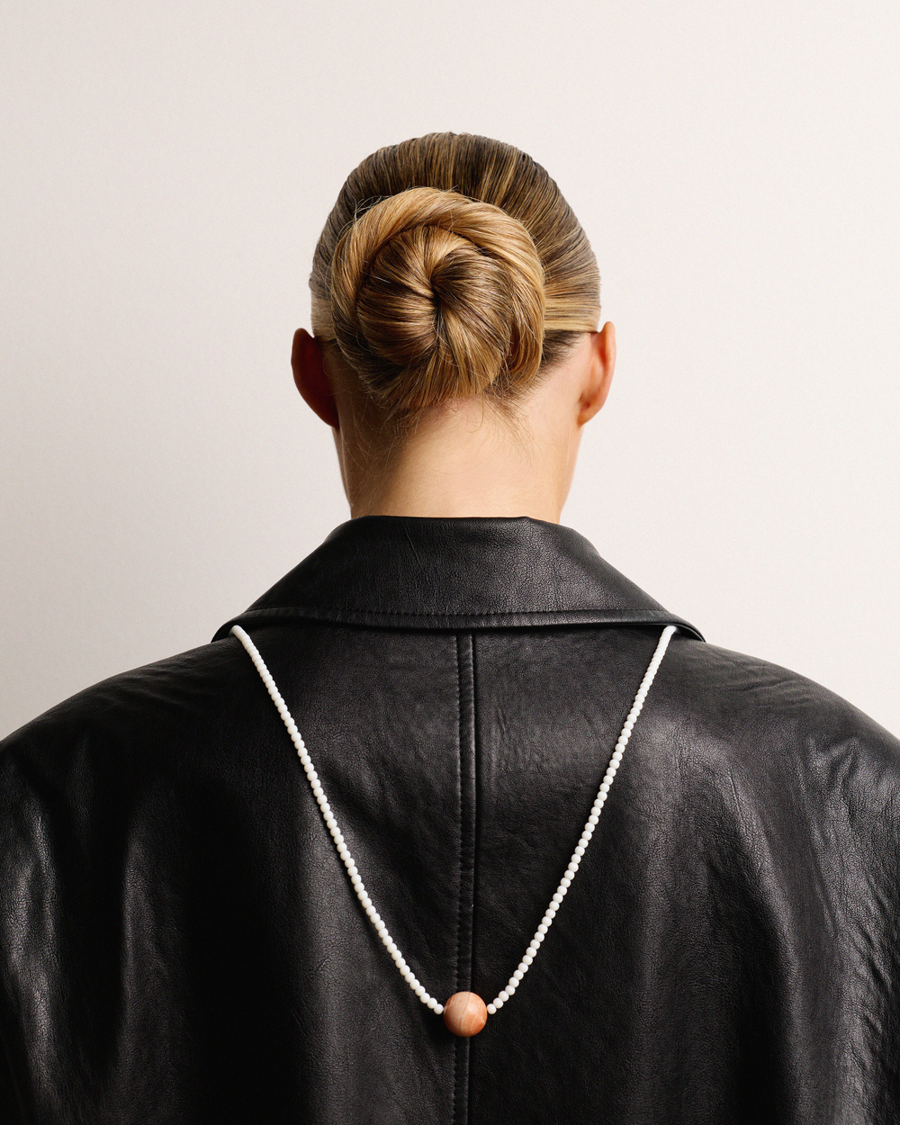 Нить из кахолонга с акцентной бусиной из розового агата