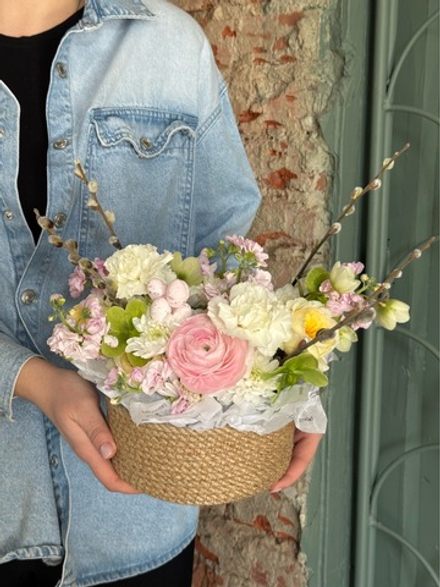 Композиция в плетеной корзине-размер M